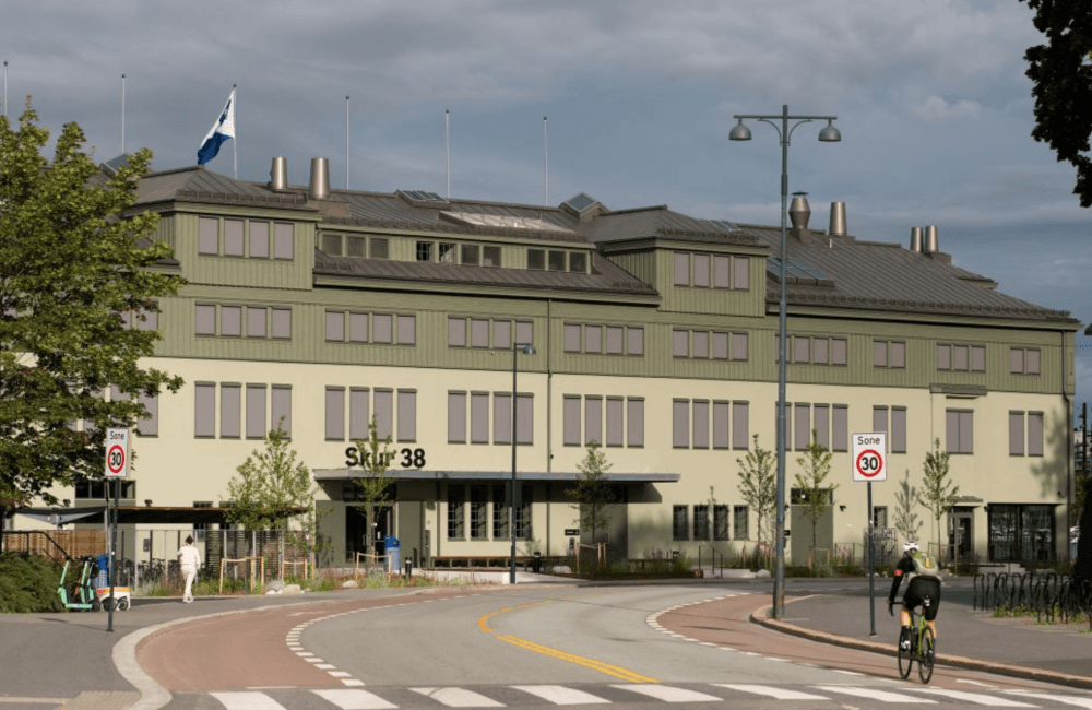 De gamle betongfasadene til Skur 38 er nå kledd i en høyisolerende kalk-puss, med en grønn overflate som knytter Skur 38 sammen med omgivelsene langs kaia. Foto: Oslo Havn De gamle betongfasadene til Skur 38 er nå kledd i en høyisolerende kalk-puss, med en grønn overflate som knytter Skur 38 sammen med omgivelsene langs kaia. Foto: Oslo Havn